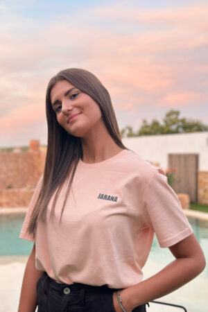 Camiseta JARANA Endless Summer de color salmón, 100 % algodón orgánico, con diseño veraniego y estilo casual.