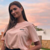 Camiseta JARANA Endless Summer de color salmón, 100 % algodón orgánico, con diseño veraniego y estilo casual.