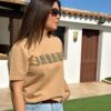 Camiseta JARANA Safari Chill de algodón orgánico, con estampado leopardo sobre fondo color arena y letras rellenas estilo street.