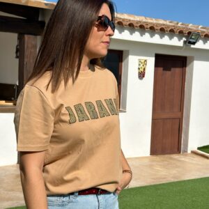 Camiseta JARANA Safari Chill de algodón orgánico, con estampado leopardo sobre fondo color arena y letras rellenas estilo street.
