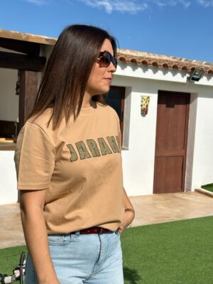 Camiseta JARANA Safari Chill de algodón orgánico, con estampado leopardo sobre fondo color arena y letras rellenas estilo street.