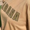 Camiseta JARANA Safari Chill de algodón orgánico, con estampado leopardo sobre fondo color arena y letras rellenas estilo street.