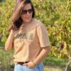 Camiseta JARANA Safari Chill de algodón orgánico, con estampado leopardo sobre fondo color arena y letras rellenas estilo street.
