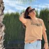 Camiseta JARANA Safari Chill de algodón orgánico, con estampado leopardo sobre fondo color arena y letras rellenas estilo street.