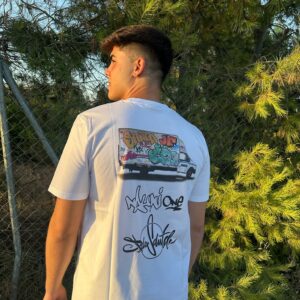 Camiseta JARANA Grafitti 2.0 de algodón orgánico, colaboración con los grafiteros Paquillo Santa y Nauni, inspirada en el arte urbano de Almería.