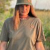 Camiseta JARANA Ladrido de algodón orgánico en verde oscuro, con broche de cuero marrón bordado “JARANA Ladrido”