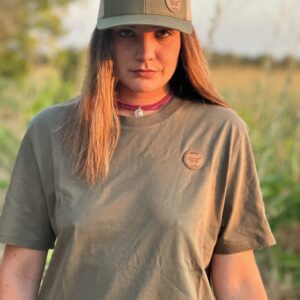 Camiseta JARANA Ladrido de algodón orgánico en verde oscuro, con broche de cuero marrón bordado “JARANA Ladrido”