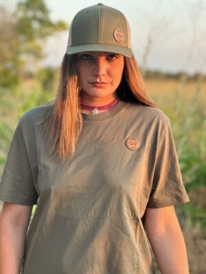 Camiseta JARANA Ladrido de algodón orgánico en verde oscuro, con broche de cuero marrón bordado “JARANA Ladrido”