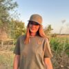 Camiseta JARANA Ladrido de algodón orgánico en verde oscuro, con broche de cuero marrón bordado “JARANA Ladrido”